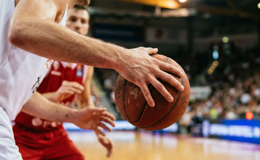 BBL und EuroLeague Wetten — Basketballspiel in einer europäischen Halle